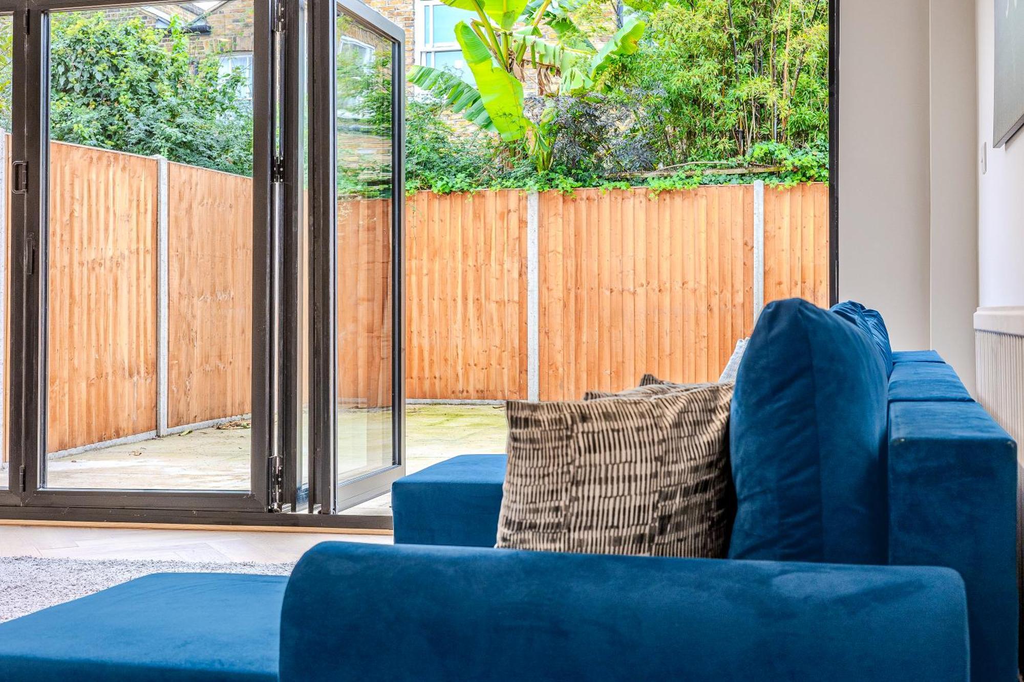 Battersea Spacious Perfect For Family And Groups With Free Parking Sleep 8 Holiday home London